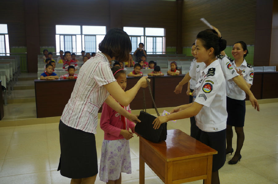 13.带小朋友体验安检过程.jpg